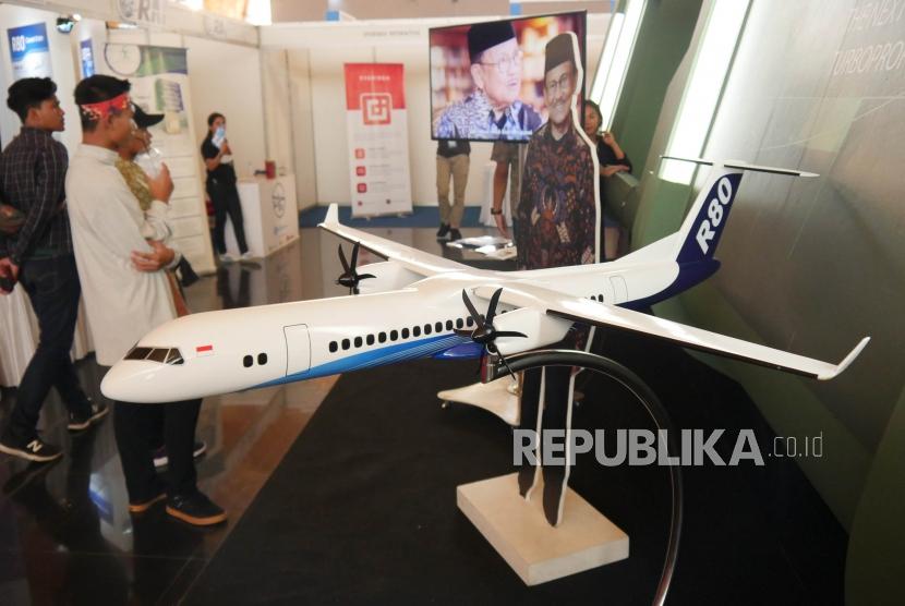 Miniatur rancangan pesawat R80 ditampilkan pada Jabar Habibie Festival, di Telkom University Convention Hall, Jumat (30/11).