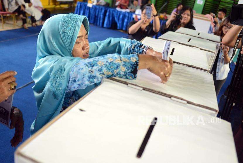Sejumlah penyandang disabilitas memasukan surat suara saat simulasi pencoblosan pemilu di GOR Bulungan, Kebayoran Baru, Jakarta, Sabtu (6/4).