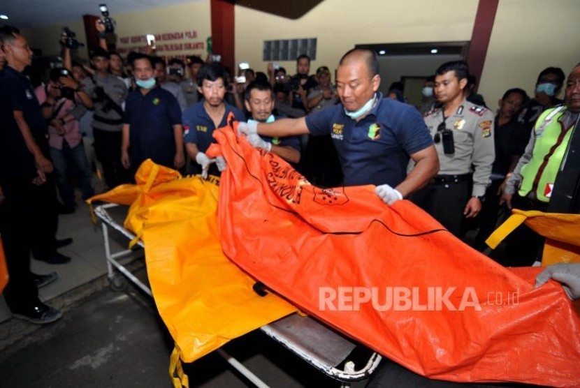 Petugas Forensik Rumah Sakit Polri membawa jenazah korban ledakan pabrik petasan. (Ilustrasi)