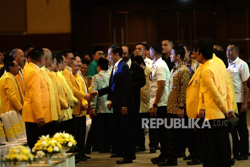 Perayaan HUT Golkar. Presiden Joko Widodo menyalami Ketua Dewan Pakar Partai Golkar saat memasuki ruangan Perayaan HUT Golkar ke-54 di JiExpo, Jakarta, Ahad (21/10).