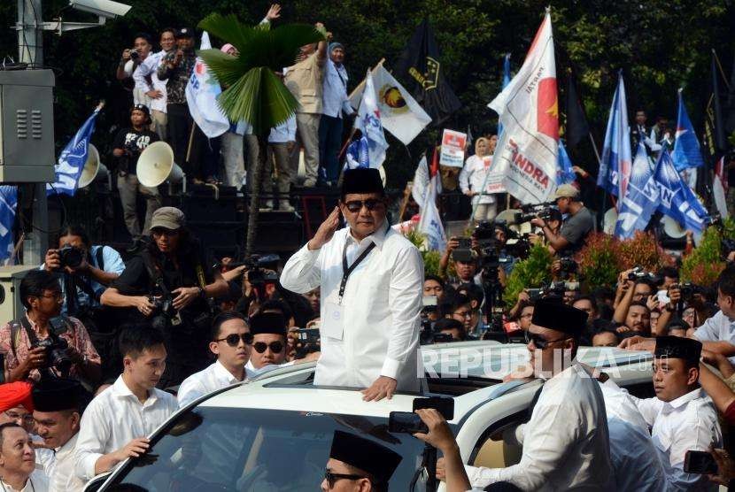 Presidential candidate of the opposition camp Prabowo Subianto delivers a speech to greet his supporters that flocked around General Election Commission (KPU) office, Jakarta, Friday (Aug 10).