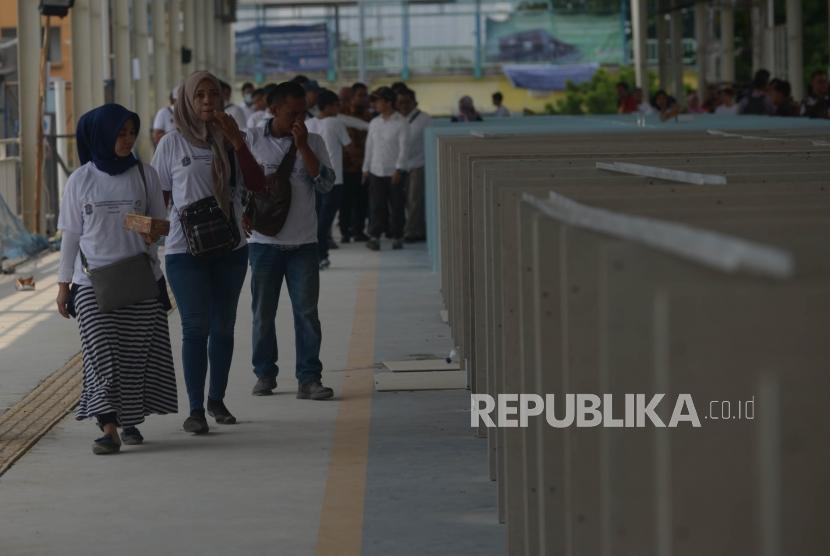 Pedagang kaki lima meninjau lapak yang berada di  Skybridge atau jembatan  penyemberangan muti guna  dalam acara soft launching penempatan PKL dan pemanfaatan jembatan penyebrangan  multi guna di kawasan tanah abang, Jakarta Pusat, Senin (15/10).