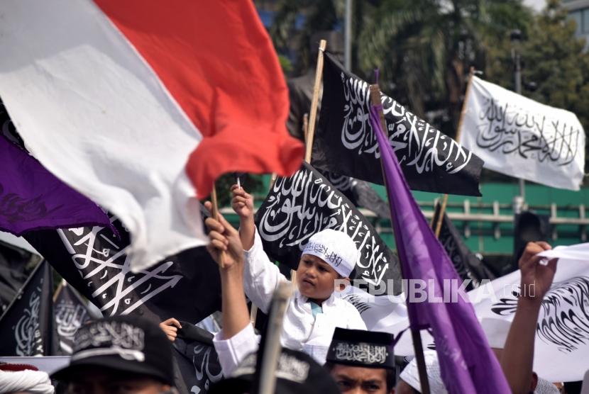 Thousands of people staging a rally on Defend Tawheed 211 thronged the road around the National Monument (Monas) horse statue towards Jalan Medan Merdeka Barat, Jakarta, Friday (Nov 2). 