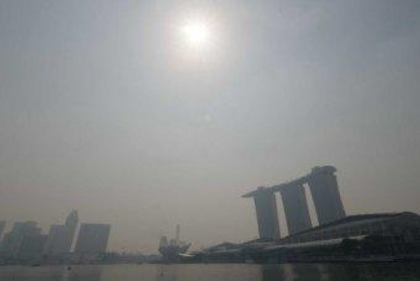 Sinar Matahari tertutup kabut asal di Singapura 