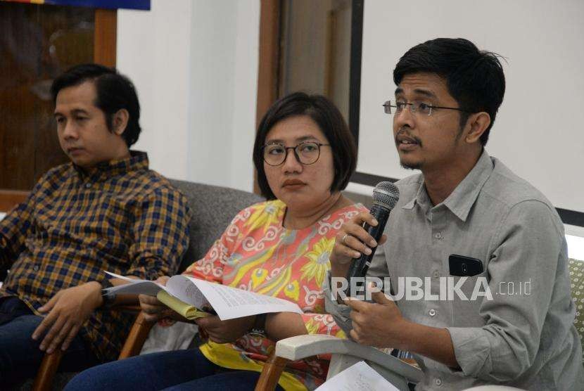 Peneliti Auriga Nusantara Iqbal Damanik (kanan) bersama Koordinator JATAM Merah Johansyah (kiri) dan Direktur Kampanye Coaction Indonesia Verena Puspawardani (tengah) menyampaikan paparan pada konferensi pers peluncuran gerakan Bersihkan Indonesia di Jakarta.