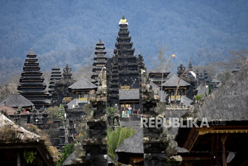 Pura Besakih, salah satu destinasi wisata di Bali.