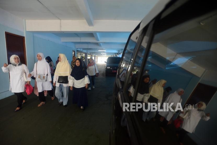 Sejumlah korban calon jamaah First Travel saat akan melakukan pengaduan di Kantor Inspektorat Kementerian Agama, Jakarta, Senin (28/1).