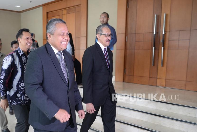 BI governor-elect Perry Warjiyo (left) and his deputy-elect Dody Budi Waluyo (right) arrives at Parliament complex, Senayan, Jakarta, on Tuesday (April 3).