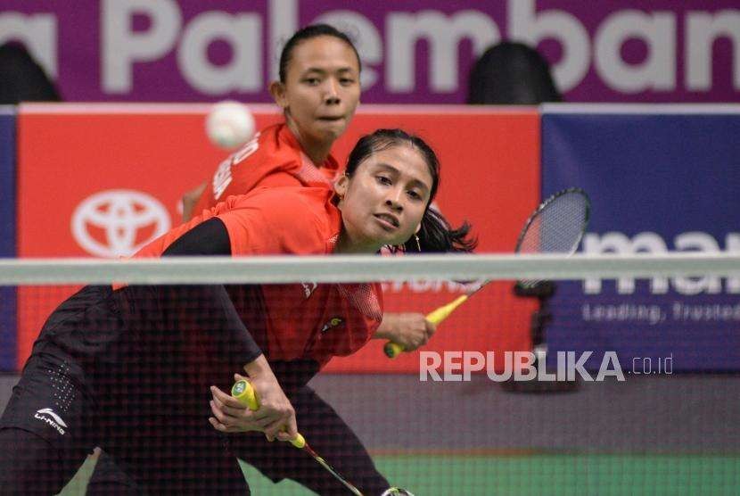 Pebulutangkis Ganda Putri Indonesia Rizki Amelia Pradipta dan Della Destiara Haris berusaha mengembalikan kok pebulutangkis Jepang saat berlaga pada semifinal beregu putri cabang olahraga bulutangkis Asian Games 2018 di Istora Senayan, Jakarta, Selasa (21/8).