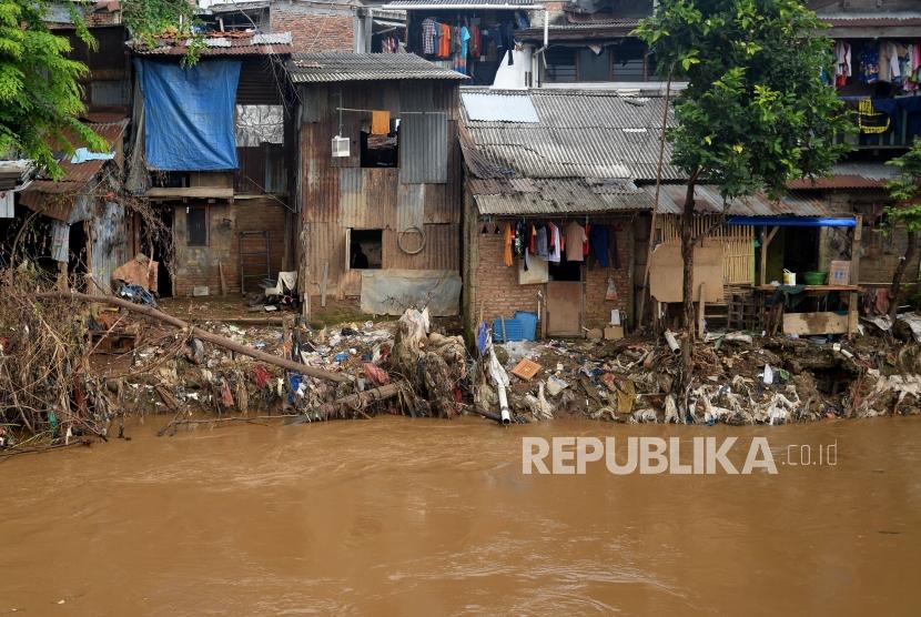 Deretan rumah kumuh bantaran sungai Ciliwung di Jakarta, Senin (26/2).