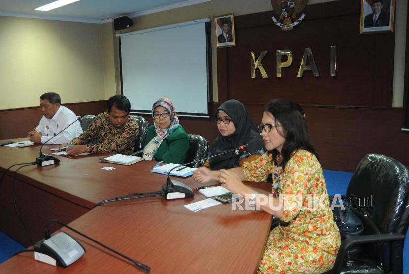 Deputi Pencegahan BNN Irjen Pol Ali Johardi, Ketua KPAI Susanto,  Komisioner KPAI bidang kesehatan dan Napza Siti Hikmawati, Komisioner KPAI bidang anak berhadapan dengan hukum (ABH) Putu Elvina, Kasubdit Pengawasan Produk Tembakau BPOM Moriana Hutabarat (kiri ke kanan) saat  saat melakukan keterangan kepada media tentang permasalahan narkotika dengan anak di Gedung KPAI, Jakarta,(6/3).