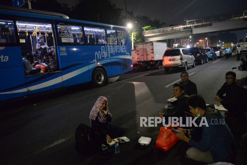 Sejumlah warga dan kendaraan terjebak di jalan tol dalam kota depan kompleks MPR/DPR ketika terjadinya bentrokan antara aparat kepolisian dengan massa di Jakarta,Rabu (25/9).