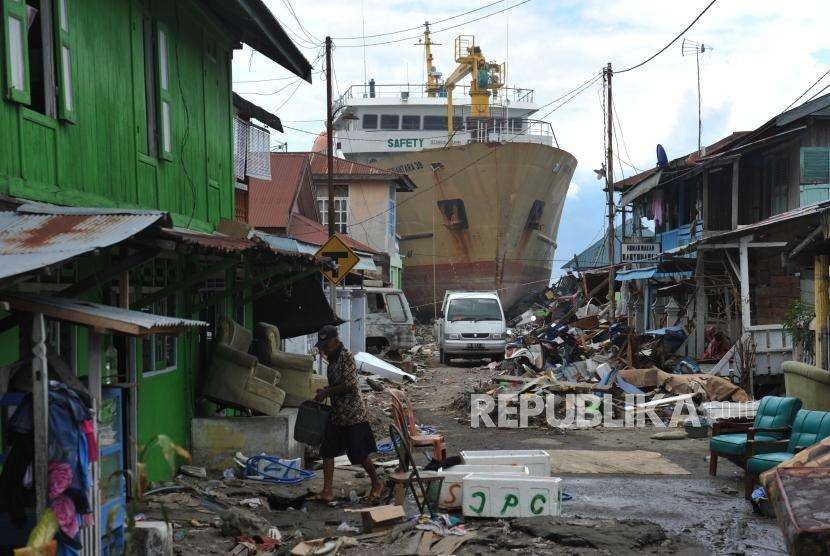 Warga korban gempa dan tsunami memilah barangnya di wilayah Wani, Donggala, Sulawesi Tengah, Selasa (8/10).