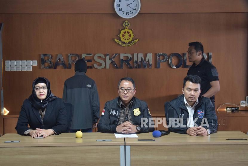 Kasubdit direktorat tindak pidana siber dittipidsiber bareskrim polri kombes pol Dani Kustoni (tengah) memberikan keterangan kepada media terkait ungkap kasus tindak pidana defacing di Bareskrim Polri. Jakarta, Selasa (31/7).