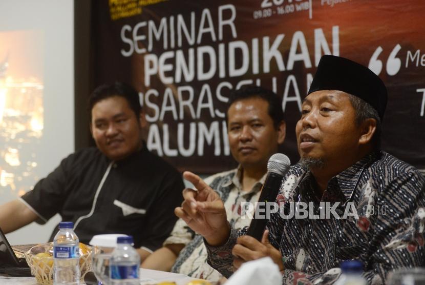Ketua Umum PP Ikatan Pelajar Muhammadiyah Velandani Prakoso bersama Ketua PP Muhammadiyah Agus Taufiqurrohman (dari kedua kiri).