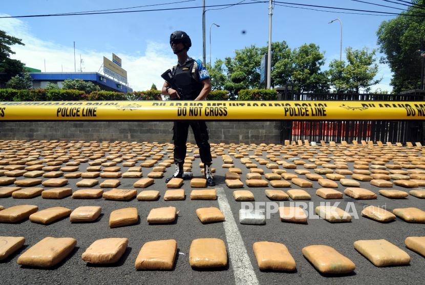 Polisi menjaga barang bukti saat rilis kasus penyelundupan narkoba di Polres Metro Jakarta Barat, Kamis (4/1).