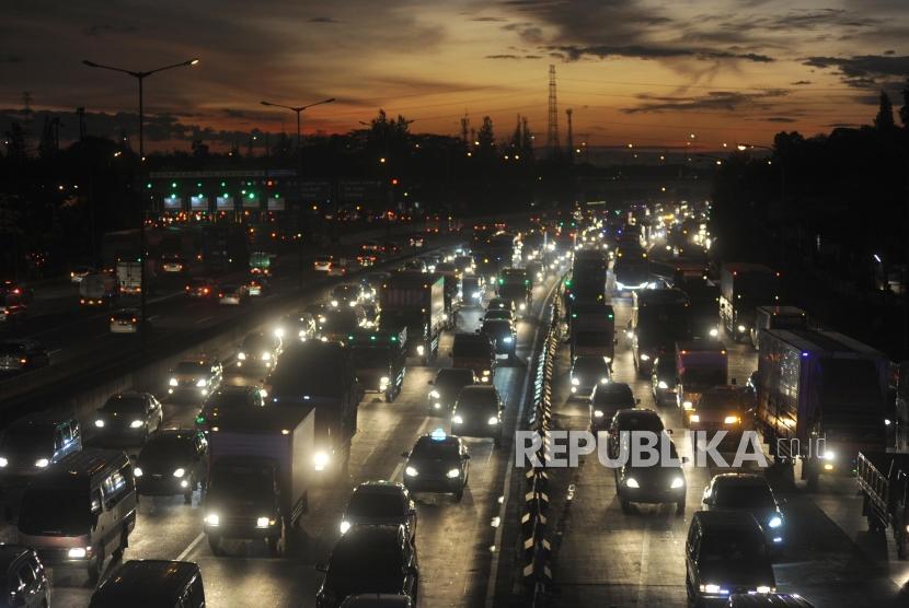 Kemacetan di jalan tol Jakarta-Cikampek kawasan Cikunir, Bekasi, Jawa Barat