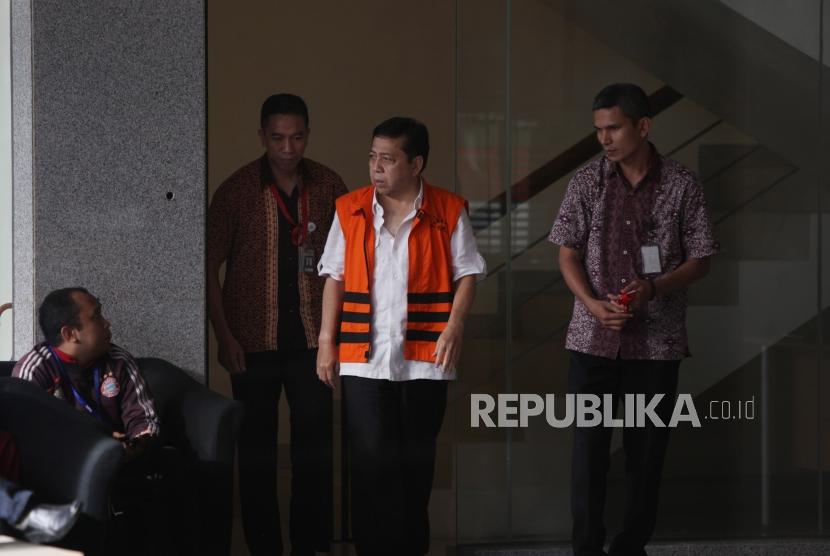 Tersangka kasus korupsi KTP Elektronik Setya Novanto (tengah) berjalan seusai menjalani pemeriksaan di gedung KPK, Jakarta, Jumat (24/11).