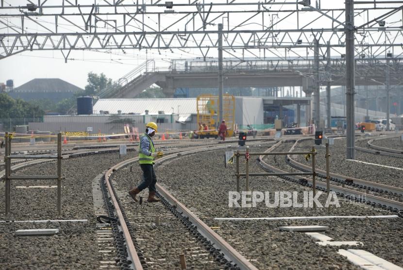 Menhub Tinjau Depo MRT. Pekerja menyelesaikan pengerjaan rel kereta di depo MRT, Lebak Bulus, Jakarta, Ahad (1/7).