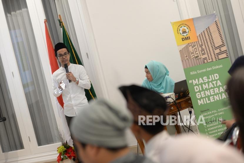 Masjid Di Mata Generasi Milenial. Peneliti Merial Institue Danial Iskandar Yusuf memberikan paparan hasil survei di Dewan Masjid Indonesia, Jakarta, Jumat (27/7).