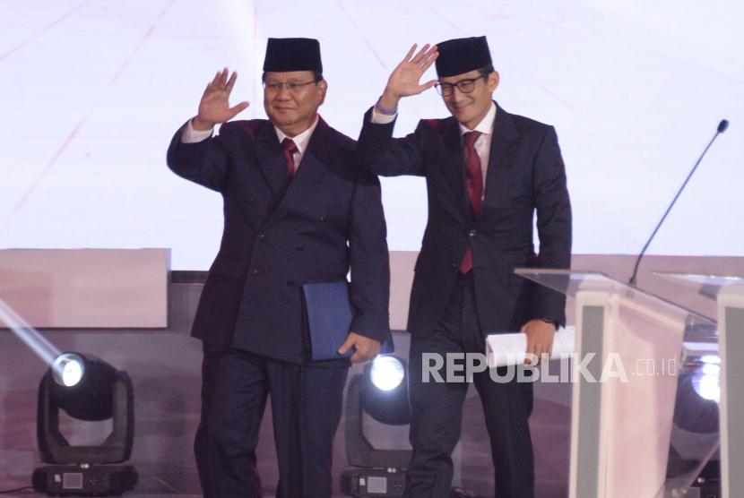 Pasangan Capres dan Cawapres nomor urut 02 Prabowo Subianto-Sandiaga Uno saat debat pertama pasangan calon presiden dan wakil presiden pemilu 2019 di Jakarta, Kamis (17/1).