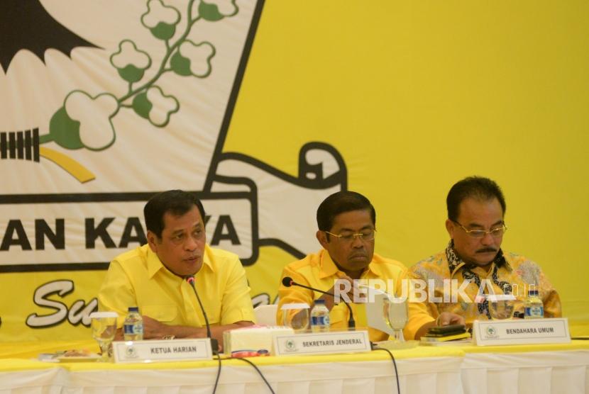 Ketua Harian Partai Golkar Nurdin Halid (kiri) bersama Sekjen Idrus Marham (tengah) dan bendahara Umum Robert J. Kardinal melaksanakan rapat pleno di kantor DPP Partai Golkar, Jakarta, Selasa (21/11).