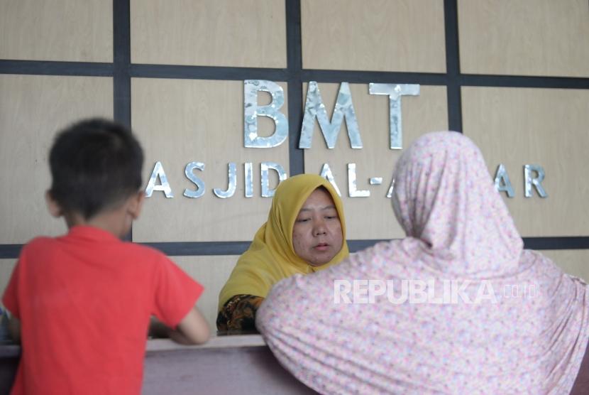 Wakil Presiden Ma'ruf Amin mendorong peningkatan jumlah dan pengembangan Baitu Al-Maal Wa Al-Tamil (BMT) atau lembaga keuangan mikro syariah. Ma'ruf mengatakan, Indonesia saat ini masih kekurangan lembaga keuangan syariah.