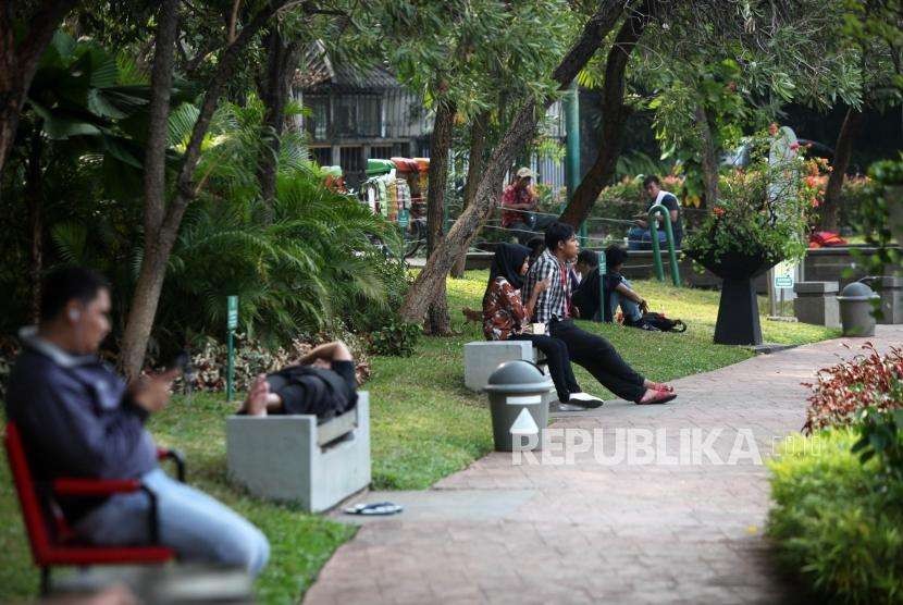 Sejumlah warga beraktivitas di Taman Setu Lembang, Jakarta, Kamis (2/8).