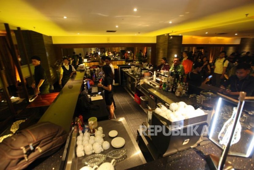 Suasana tempat bar di Hotel Alexis, Jakarta, Selasa (31/10).