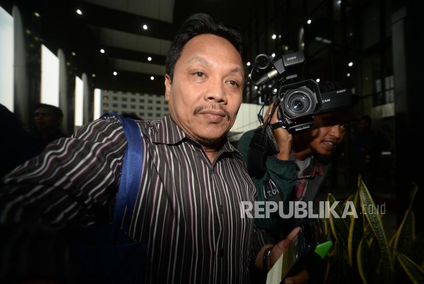 Ketua Pengadalilan Negeri Semarang, Purwono Edi Santoso  berjalan usai menjalani pemeriksaan di Komisi Pemberantasan Korupsi, Jakarta, Rabu (12/12).