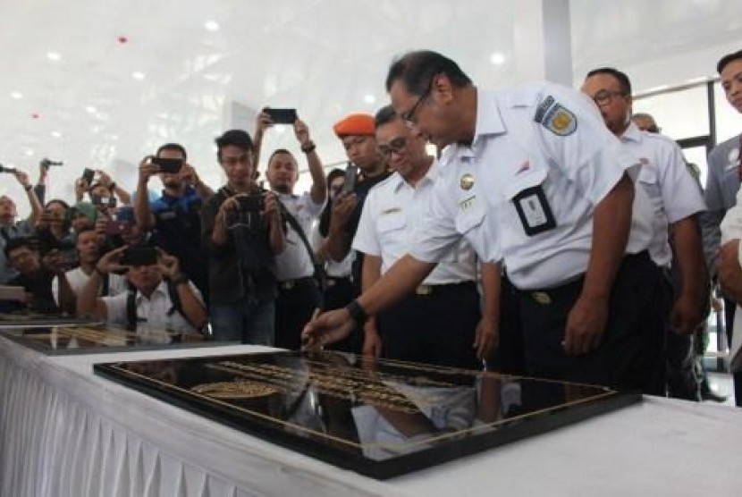  Direktur Utama PT Kereta Api Indonesia (Persero), Edi Sukmoro meresmikan Ruang Tunggu dan Peron KA Bandara di Stasiun Solobalapan, Kamis (29/8/2019). Ruang tunggu mewah yang terdiri dari dua lantai tersebut mampu menampung 1.300an orang. Triawati PP