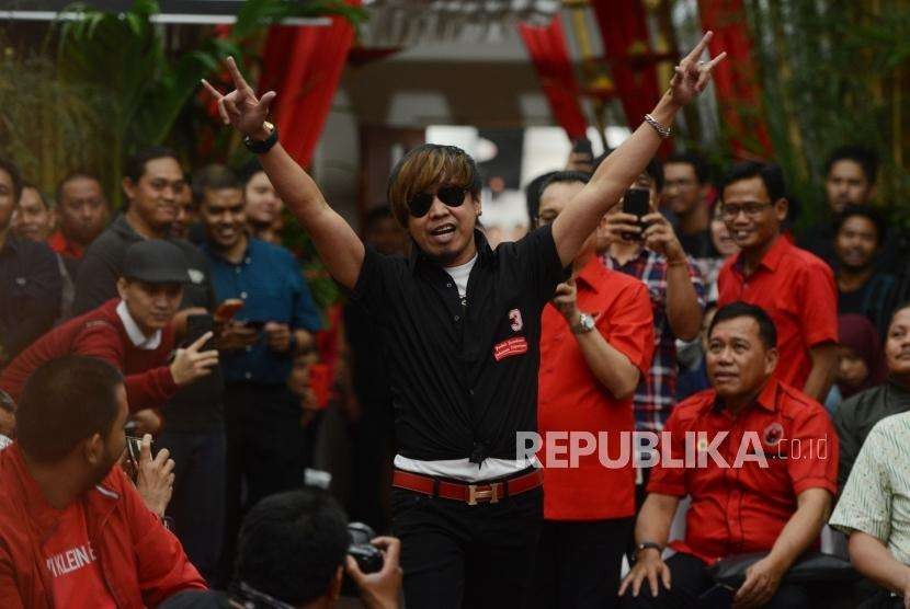 Calon Anggota Legislatif PDI Perjuangan Ian Kasela melakukan peragaan busana pada acara peluncuran tagline dan atribut partai untuk kalangan milenial di Kantor DPP PDI Perjuangan, Jakarta.