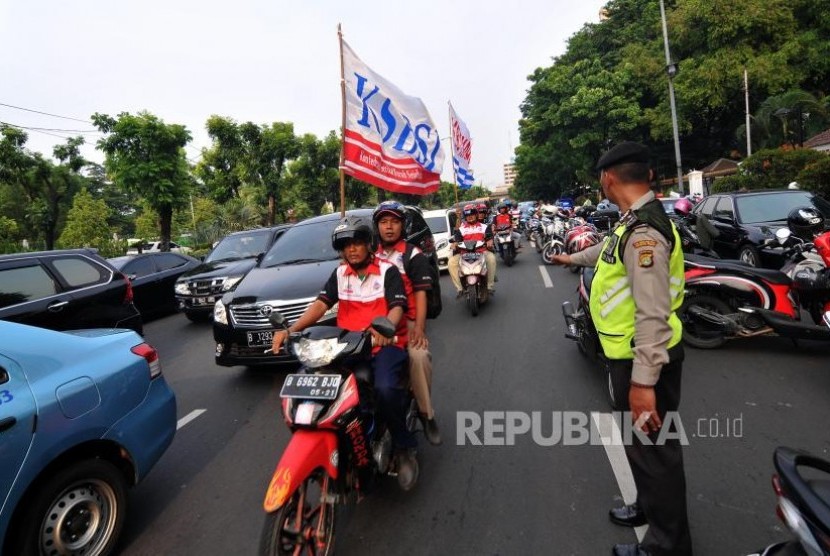 Demo Buruh. Sejumlah massa yang tergabung dalam koalisi buruh melakukan unjuk rasa di depan Balai Kota DKI Jakarta, Selasa (31/10).