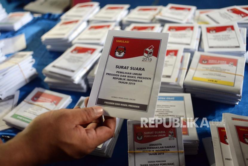 Petugas merapikan surat suara saat melakukan simulasi pencoblosan pemilu di GOR Bulungan, Kebayoran Baru, Jakarta, Sabtu (6/4).