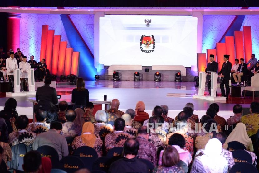 General Election Commission (KPU) holds the first round presidential debate in Jakarta on Thursday (Jan 17).
