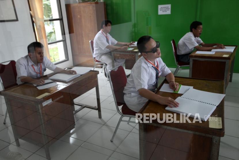 Sejumlah siswa tunanetra mengerjakan soal Bahasa Indonesia dengan huruf braile (ilustrasi) 