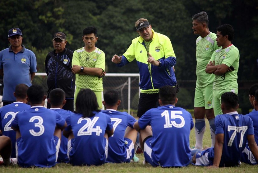  Punggawa Persib dan pelatih Robert Alberts