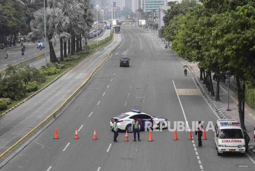 Pengamanan Kantor Bawaslu.Sejumlah petugas gabungan menutup jalan dari Sarinah menuju Monas, Jakarta Pusat, Selasa (21/5).