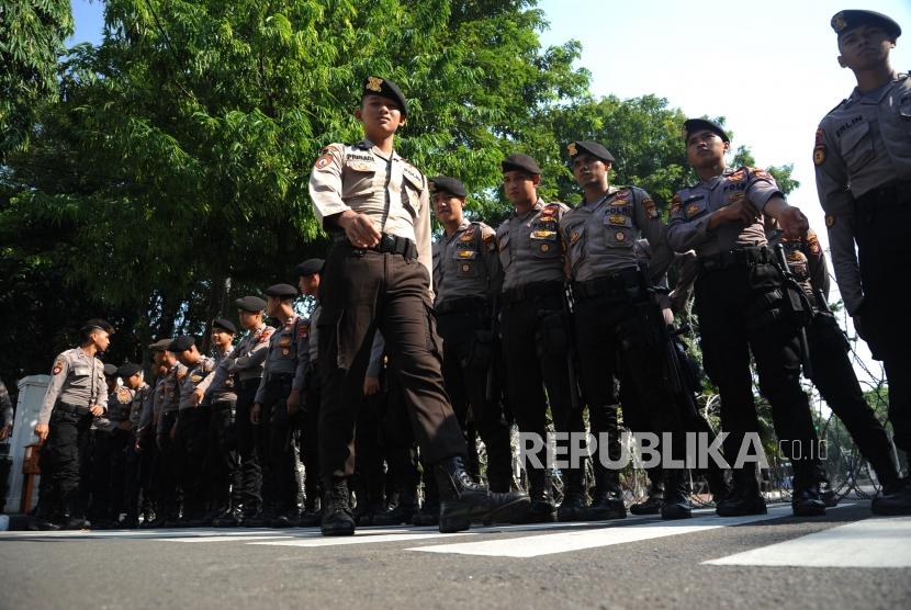 Polisi melakukan pengamanan aksi peringatan hari buruh di jalan medan merdeka barat Jakarta, Selasa (1/5).