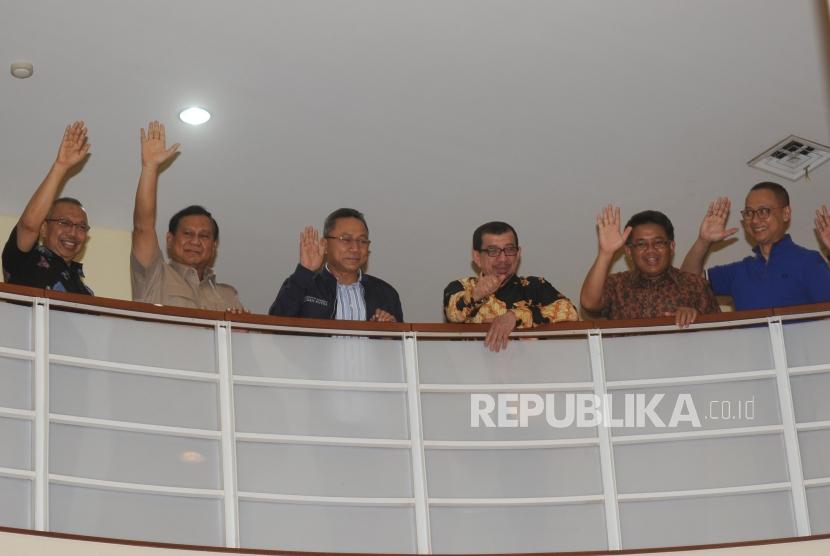 Bendahara Partai Keadilan Sejahtera Mahfudz Abudrahman, ketua umum Partai Gerindra Prabowo Subianto, Ketua Umum PAN Zulkifli Hasan, Ketua Dewan Syuro PKS Salim Segaf Al Jufri,Presiden PKS Mohamad Sohibul Iman, Sekjen PAN Eddy Soeparno, (dari kiri) menyapa rekan rekan media saat akan melakukan pertemuan antara Partai PKS, Gerindra dan PAN di DPP PKS, Jakarta, Ahad (24/12).