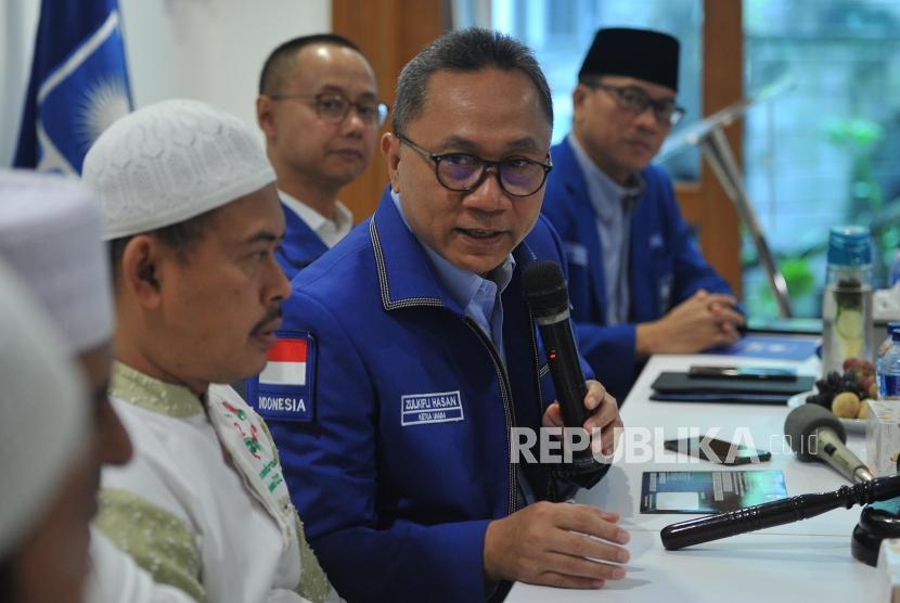 Chairman of National Mandate Party (PAN) Zulkifli Hasan (third left) and Chairman of 212 Alumni Brotherhood (PA) 212 Slamet Ma'arif (left) hold a press conference in Jakarta, Wednesday (Feb 20).