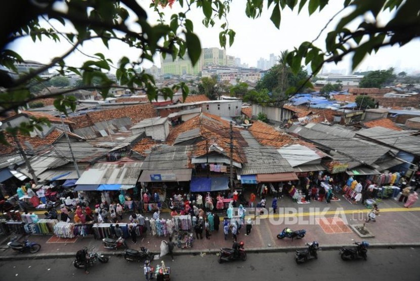 Pedagang Kaki Lima. Pedagang nekat berjaulan menggunakan trotoar di sekitaran Jalan Jati Baru Raya kawasan Statsun Kereta Tanah Abang, Jakarta, Kamis (2/11).