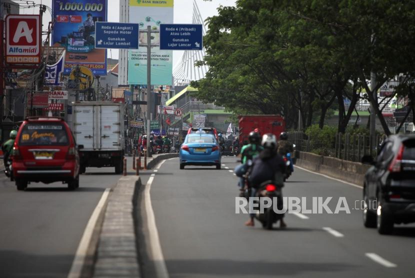 Sejumlah kendaraan motor melintas di jalur cepat Jalan Margonda, Depok, Jawa Barat, Jumat (2/2).
