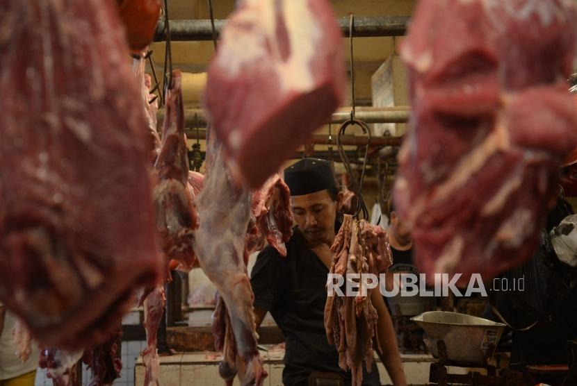 Pedagang daging melayani pembeli di los daging sapi Pasar Minggu, Jakarta, Selasa (14/5).