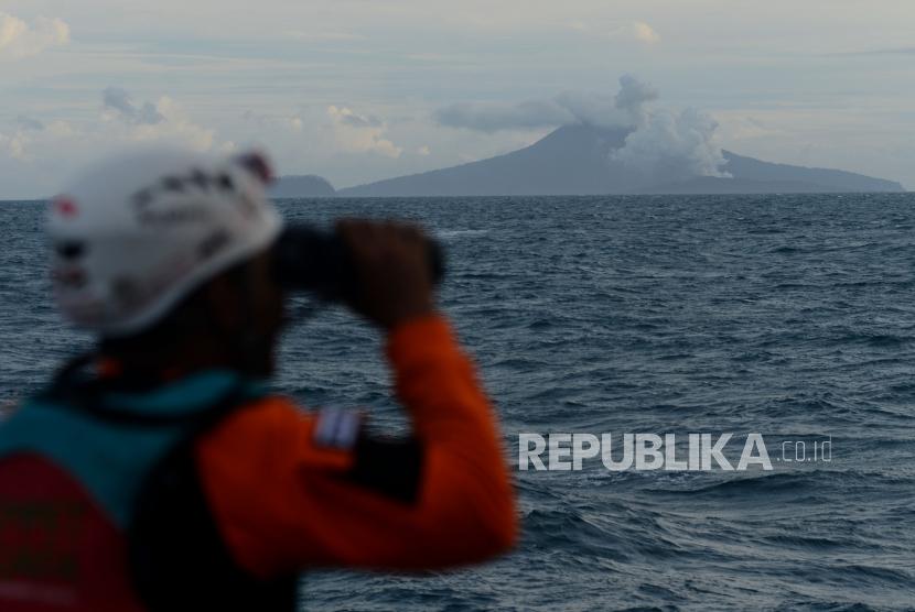 Relawan melihat aktivitas Gunung Anak Krakatau saat erupsi terlihat dari KRI Torani 860 di Perairan Selat Sunda, Lampung Selatan, Jumat (28/12). Ilustrasi.