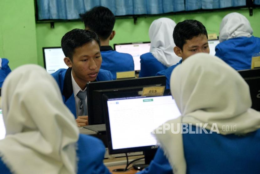 Sejumlah siswa mengikuti Ujian Nasional Berbasis Komputer (UNBK) di Sekolah Menengah Kejuruan (SMK) Negeri 47 Jakarta, Senin (25/3). (Ilustrasi).
