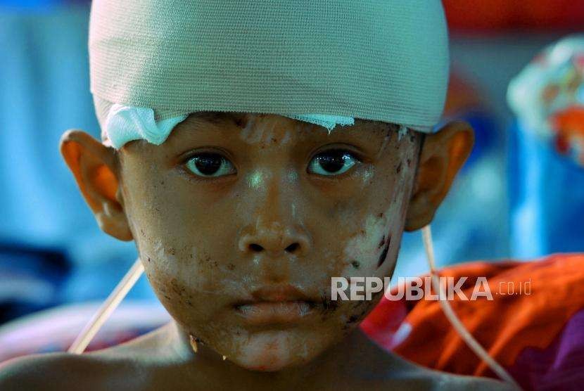 Pasien korban gempa dan tsunami Muhammad Dani (6) menjalani perawatan di tenda RS Darurat Anutapura, Palu, Sulawesi Tengah, Rabu (10/10).