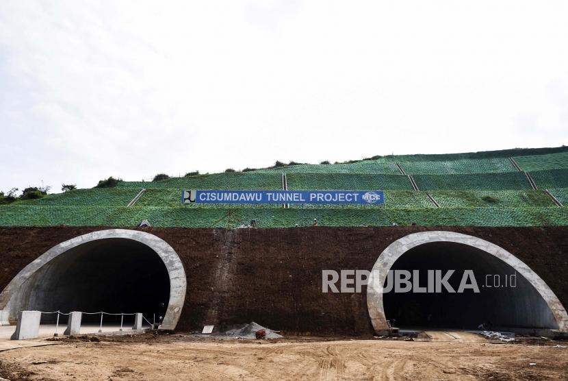 Pekerja menyelesaikan pembangunan tebing terowongan Jalan Tol Cileunyi-Sumedang-Dawuan (Cisumdawu) di Kabupaten Sumedang, Sabtu (1/6).