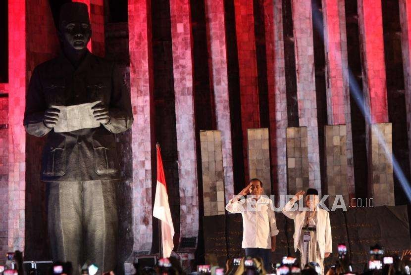 Pasangan Capres Petahana dan Cawapres, Joko Widodo (Jokowi) - Ma'ruf Amin menemui para pendukungnya sebelum mendatangi kantor KPU RI di Tugu Proklamasi, Jakarta, Jumat (21/9).