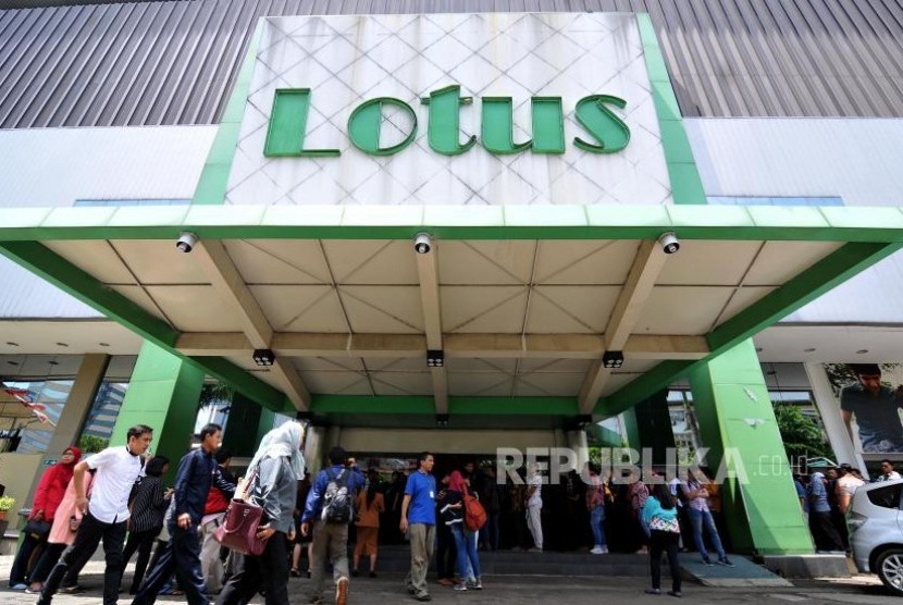 Sejumlah pengunjung antre untuk berbelanja di Lotus Department Store di Jalan MH Thamrin, Jakarta Pusat, Kamis (26/10).